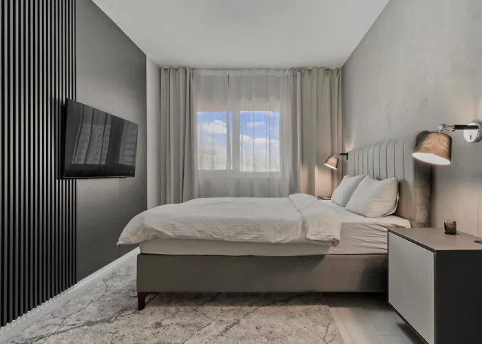 Ultra-modern & Spacious 2br With Balcony דירה *