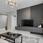 Ultra-modern & Spacious 2br With Balcony 아파트 *