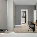Ultra-modern & Spacious 2br With Balcony 아파트