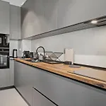 아파트 Ultra-modern & Spacious 2br With Balcony