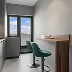 Ultra-modern & Spacious 2br With Balcony 아파트 *