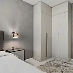 Ultra-modern & Spacious 2br With Balcony 아파트