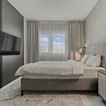 Ultra-modern & Spacious 2br With Balcony 아파트 *