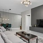 아파트 Ultra-modern & Spacious 2br With Balcony