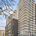 Ultra-modern & Spacious 2br With Balcony 아파트