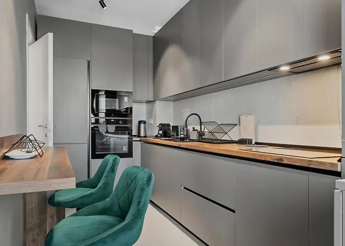 Ultra-modern & Spacious 2br With Balcony Apartment *